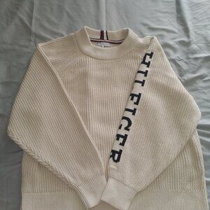 Brand new Tommy Hilfiger sweater size M beige